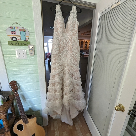 Gorgeous mauve/white Wedding Dress, size 10, intricate lace and beading - Picture 4 of 14